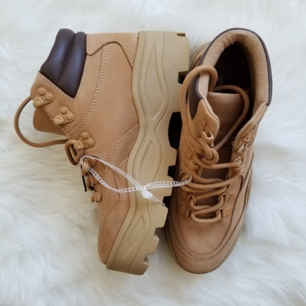 BRAND NEW Steve Madden Rockie bootsies (6M) - Picture 2 of 5
